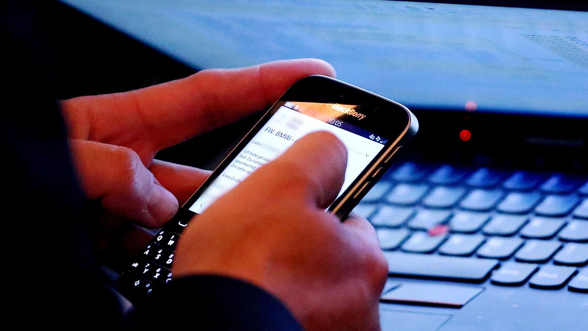 Mann mit Smartphone Mann mit Smartphone