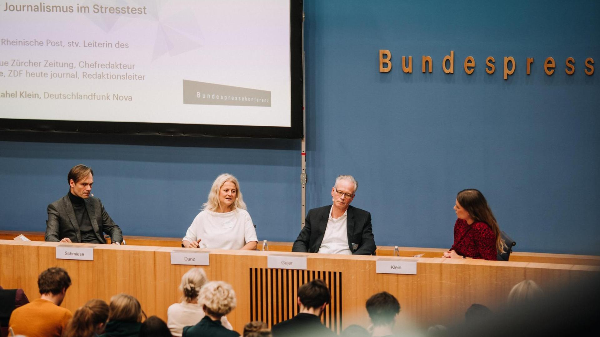 Wulf Schmiese, Redaktionsleiter "heute-journal", Kristina Dunz von der "Rheinischen Post" und Eric Gujer, Chefredakteur der "Neuen Zürcher Zeitung" im Gespräch mit Rahel Klein Wulf Schmiese, Redaktionsleiter "heute-journal", Kristina Dunz von der "Rheinischen Post" und Eric Gujer, Chefredakteur der "Neuen Zürcher Zeitung" im Gespräch mit Rahel Klein
