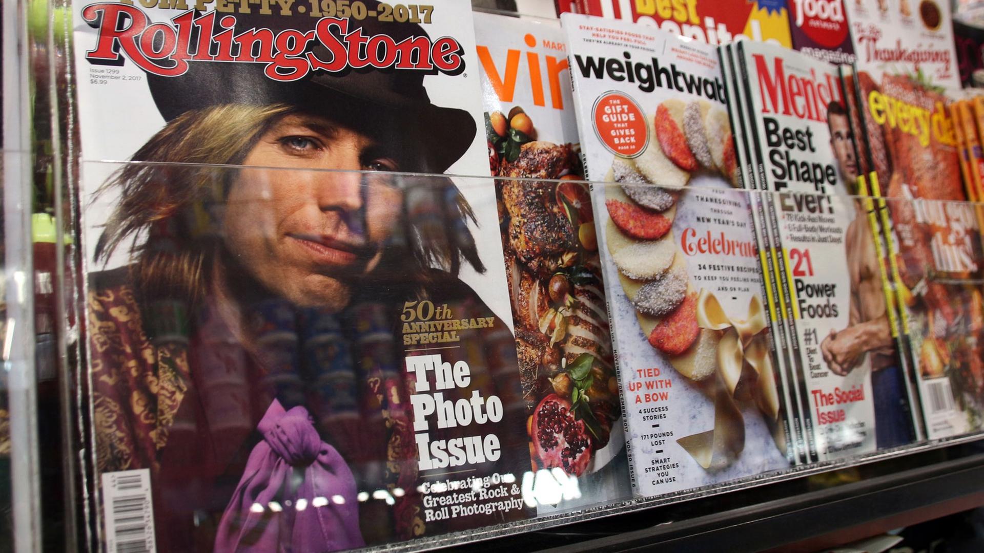 Jubiläumsausgabe des Rolling Stone Magazine zum 50. Geburtstag im Zeitschriftenregal Jubiläumsausgabe des Rolling Stone Magazine zum 50. Geburtstag im Zeitschriftenregal