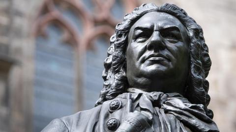 Das Denkmal des Komponisten Johann Sebastian Bach vor der Thomaskirche in Leipzig