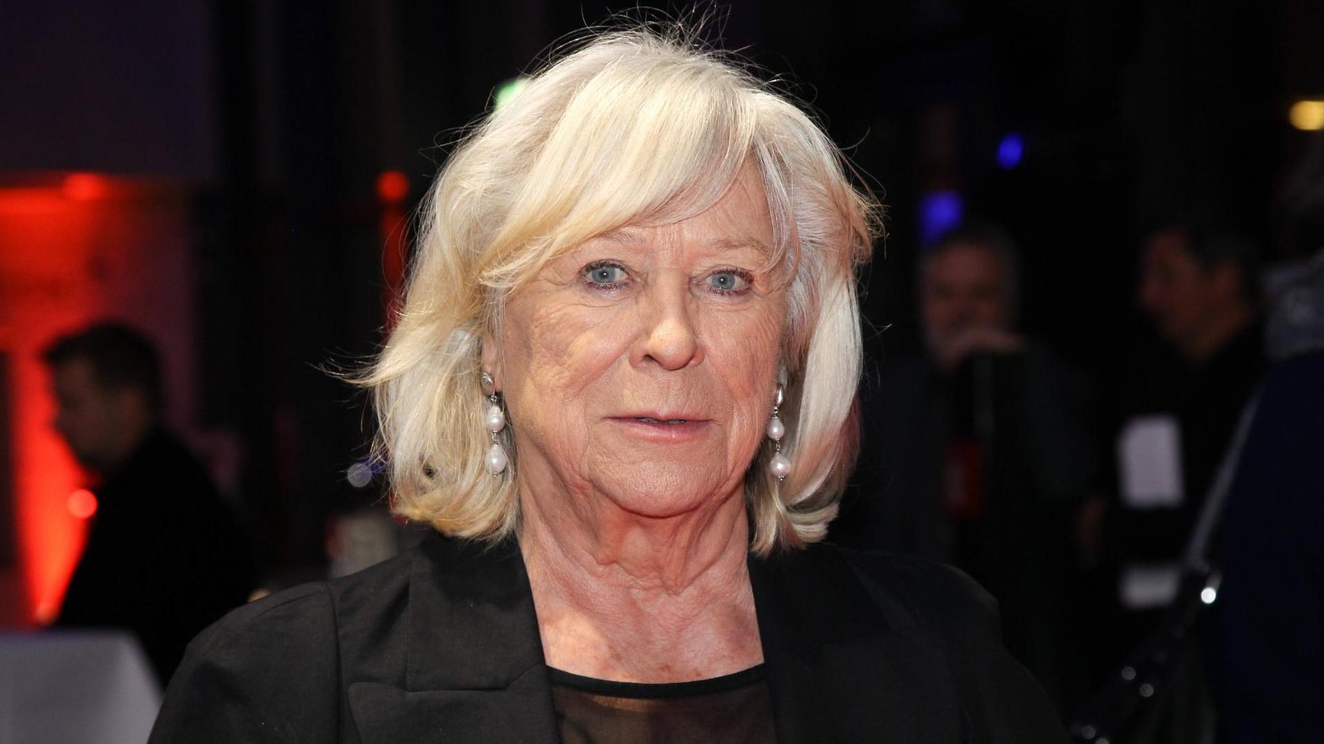 Die Regisseurin Margarethe von Trotta. Eine ältere Dame in schwarzer Bluse und schwarzem Jackett. Sie blickt den Betrachter an. Die Regisseurin Margarethe von Trotta. Eine ältere Dame in schwarzer Bluse und schwarzem Jackett. Sie blickt den Betrachter an.