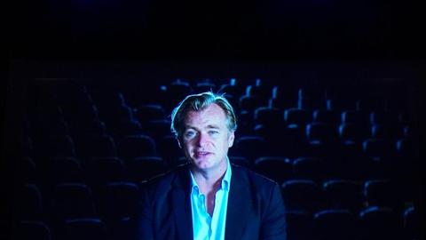 Filmregisseur Christopher Nolan hält eine Videobotschaft während der Eröffnungszeremonie des 33. Tokyo International Film Festival im Tokyo International Forum am 31. Oktober 2020 in Tokyo, Japan.