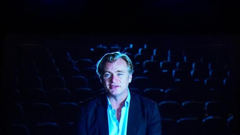 Filmregisseur Christopher Nolan hält eine Videobotschaft während der Eröffnungszeremonie des 33. Tokyo International Film Festival im Tokyo International Forum am 31. Oktober 2020 in Tokyo, Japan. Filmregisseur Christopher Nolan hält eine Videobotschaft während der Eröffnungszeremonie des 33. Tokyo International Film Festival im Tokyo International Forum am 31. Oktober 2020 in Tokyo, Japan.