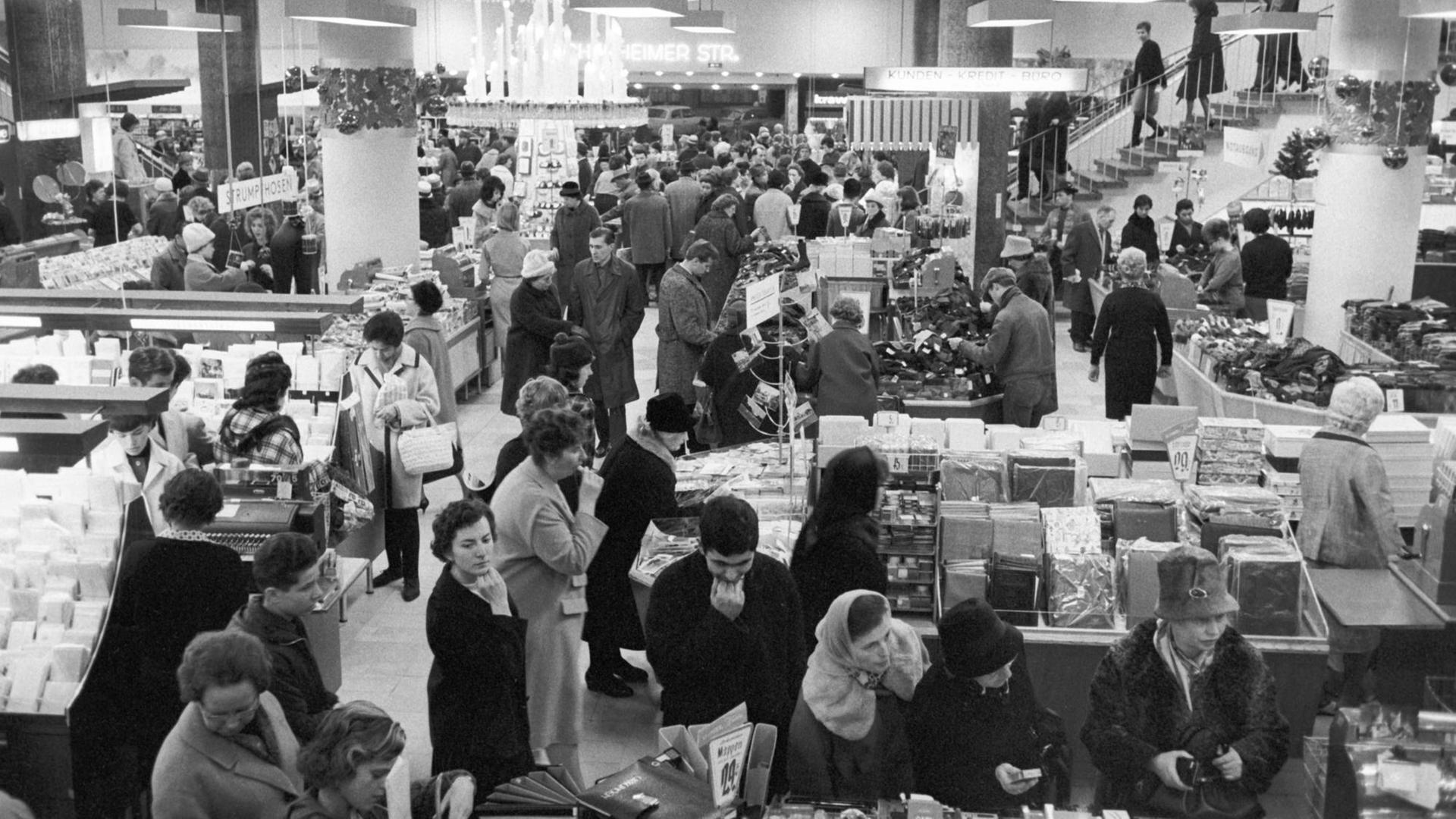 Zeitgenössische schwarzweiss Fotografie eines vollen Kaufhauses in Frankfurt, von einem erhöhten Stadtpunkt aus. Zeitgenössische schwarzweiss Fotografie eines vollen Kaufhauses in Frankfurt, von einem erhöhten Stadtpunkt aus.