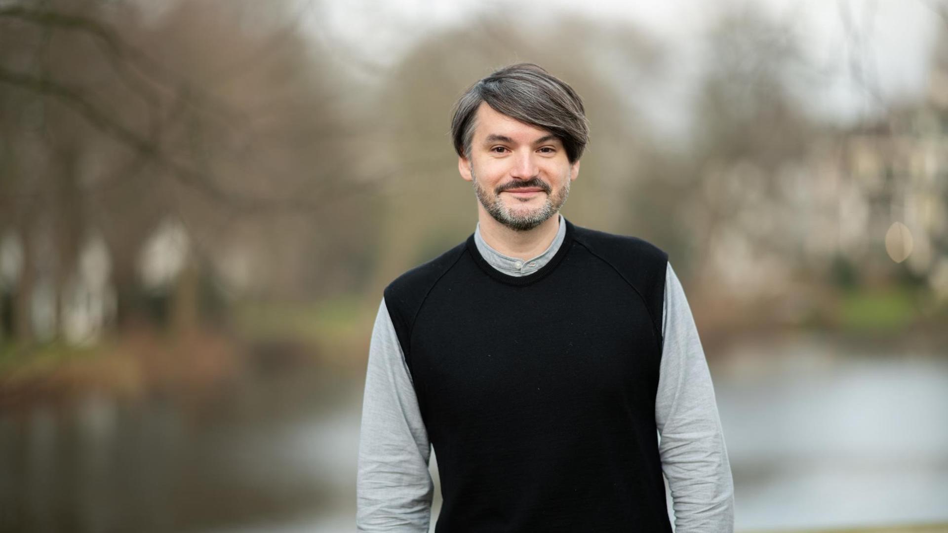 Porträt des Schriftstellers Saša Stanišić. Porträt des Schriftstellers Saša Stanišić.