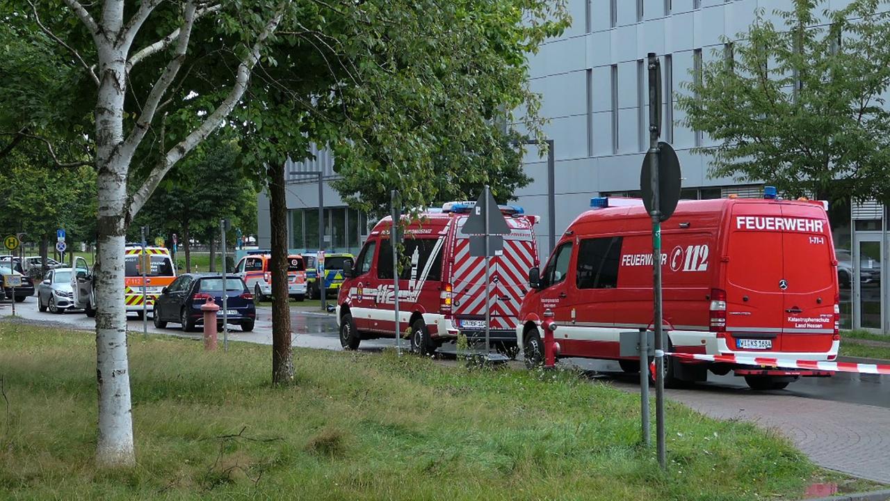 Vor dem Gebäude stehen mehrere Kranken-Wagen Vor dem Gebäude stehen mehrere Kranken-Wagen
