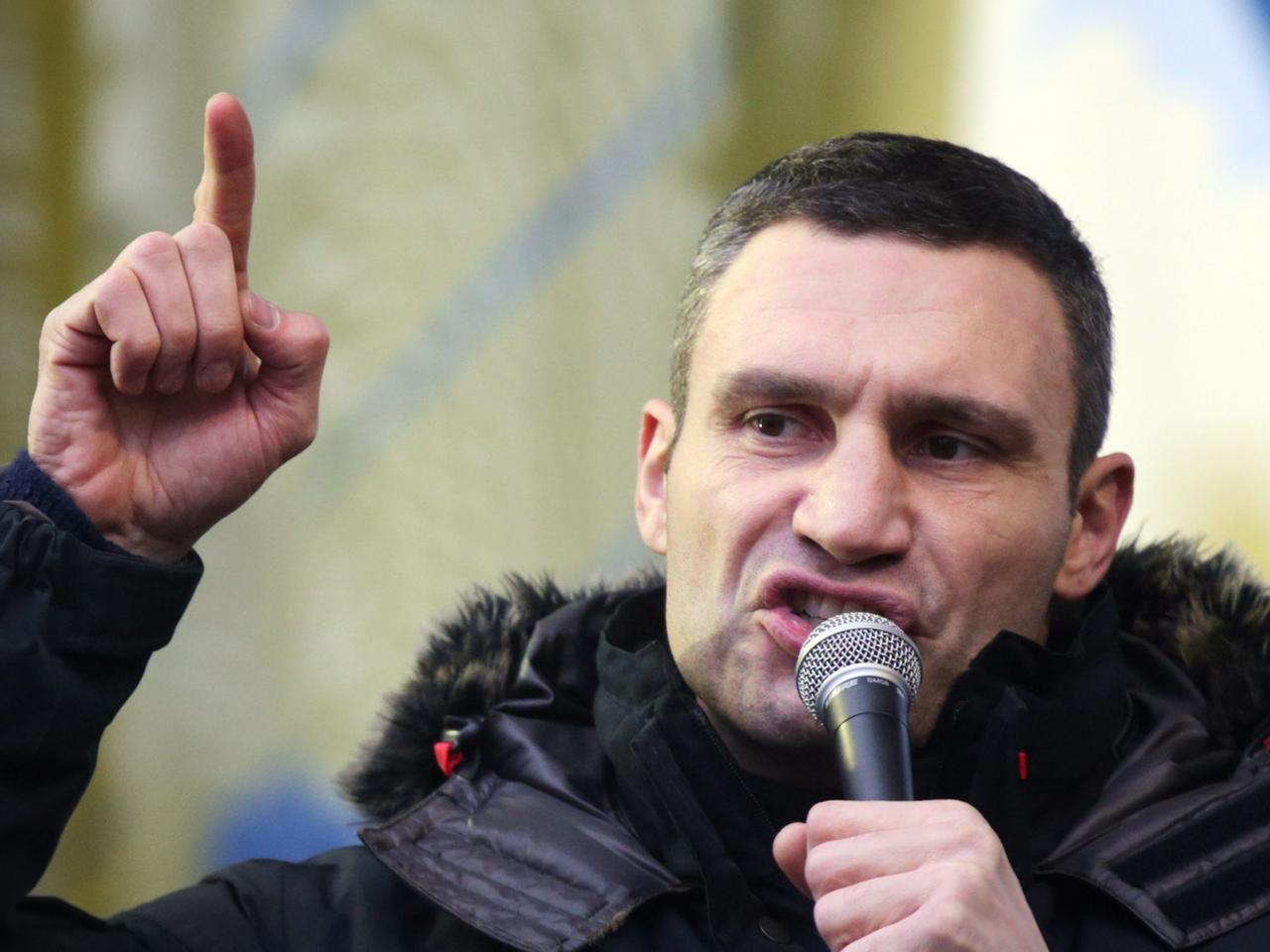 Vitali Klitschko spricht in ein Mikrofon Vitali Klitschko spricht in ein Mikrofon