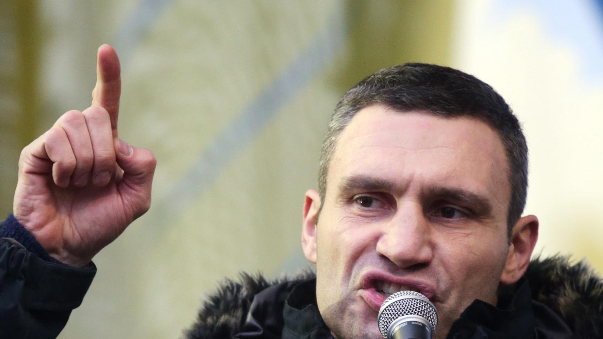 Vitali Klitschko spricht in ein Mikrofon Vitali Klitschko spricht in ein Mikrofon