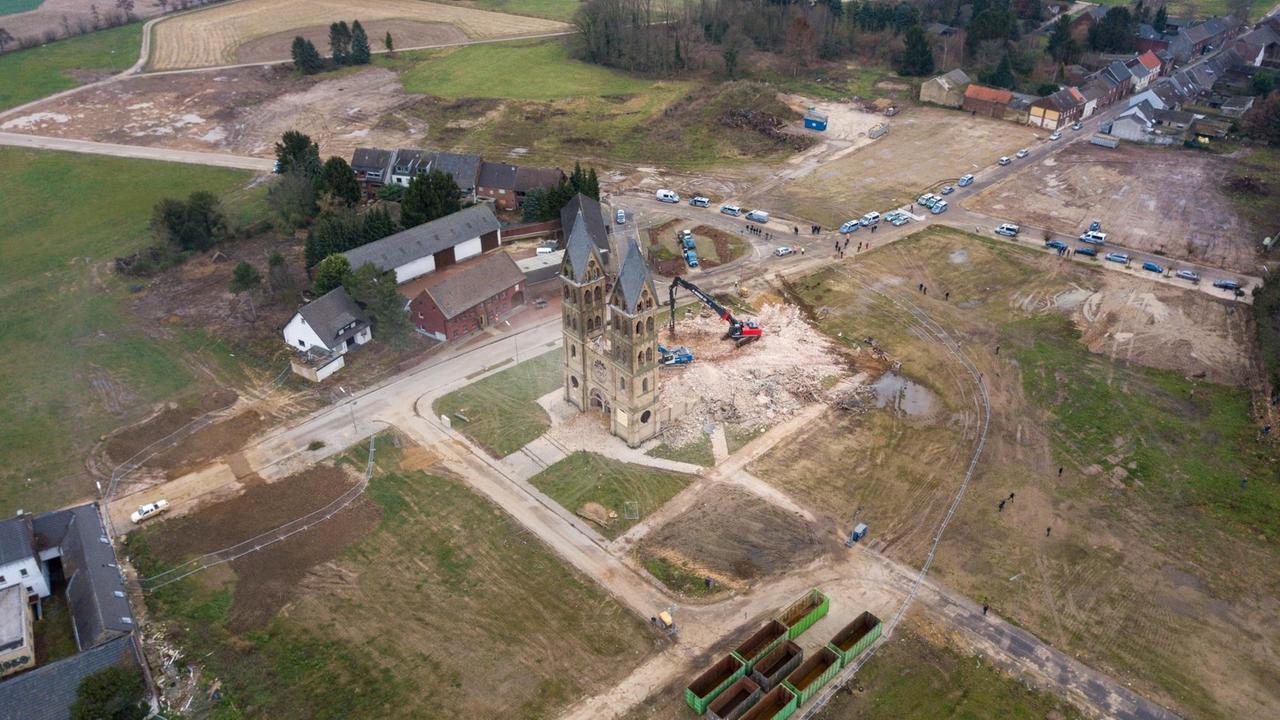 Die als Immerather Dom bezeichnete Lambertus-Kriche fällt dem Braunkohletagebau von Garzweiler II zum Opfer. Die Aufnahme vom 9. Januar 2018 zeigt, wie gerade der erste der beiden Türme abgerissen wird.