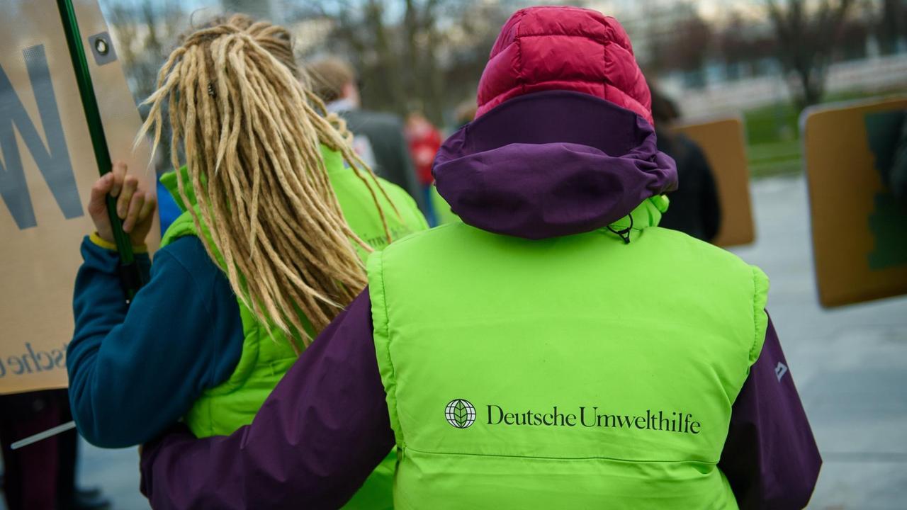 Aktivisten der Nichtregierungsorganisationen Deutsche Umwelthilfe stehen vor dem Bundeskanzleramt, um gegen den Kurs der Unionsfraktion in der Energiepolitik zu demonstrieren. Aktivisten der Nichtregierungsorganisationen Deutsche Umwelthilfe stehen vor dem Bundeskanzleramt, um gegen den Kurs der Unionsfraktion in der Energiepolitik zu demonstrieren.