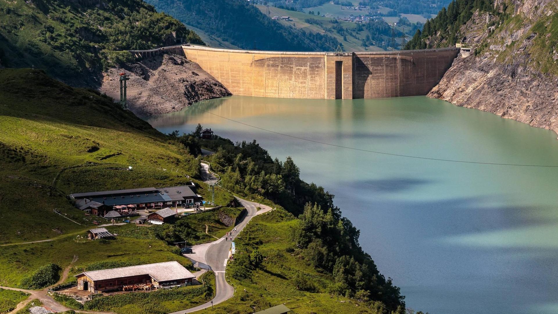 Die Fuerthermoar Alm, der Wasserfallboden Stausee mit Staumauer. Die Fuerthermoar Alm, der Wasserfallboden Stausee mit Staumauer.