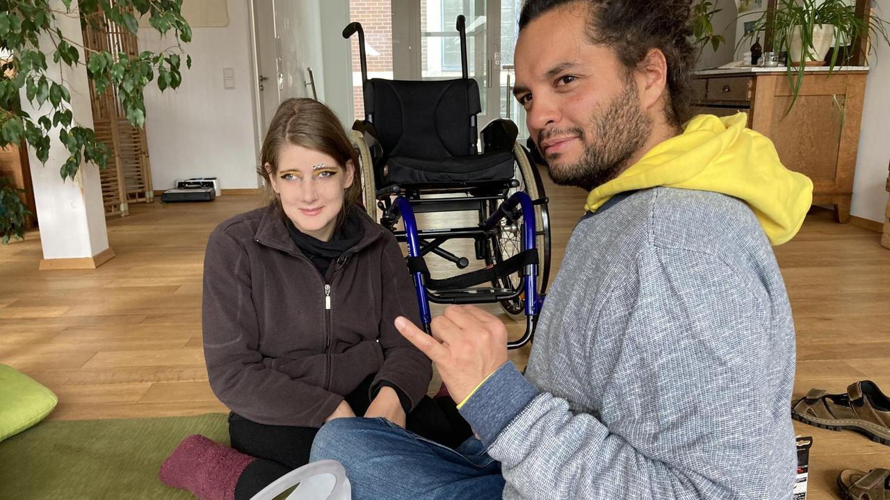 Ricarda Noetzel und William Sánchez sitzen beim Training auf einer Gymnastikmatte. Ricarda Noetzel und William Sánchez sitzen beim Training auf einer Gymnastikmatte.