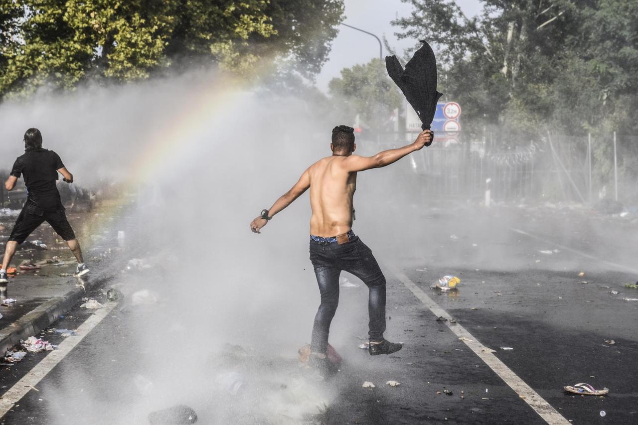 Ungarische Polizei geht mit Tränengas gegen Flüchtlinge vor