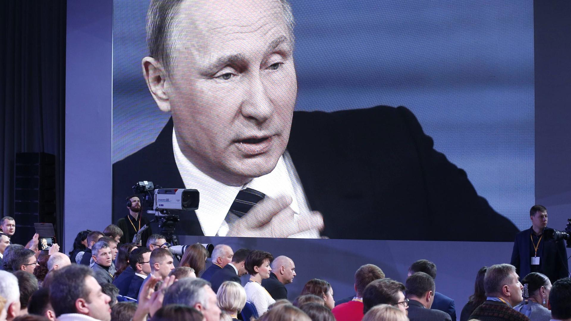 Russlands Präsident Wladimir Putin in seiner traditionellen Jahrespressekonferenz im Kreml Russlands Präsident Wladimir Putin in seiner traditionellen Jahrespressekonferenz im Kreml