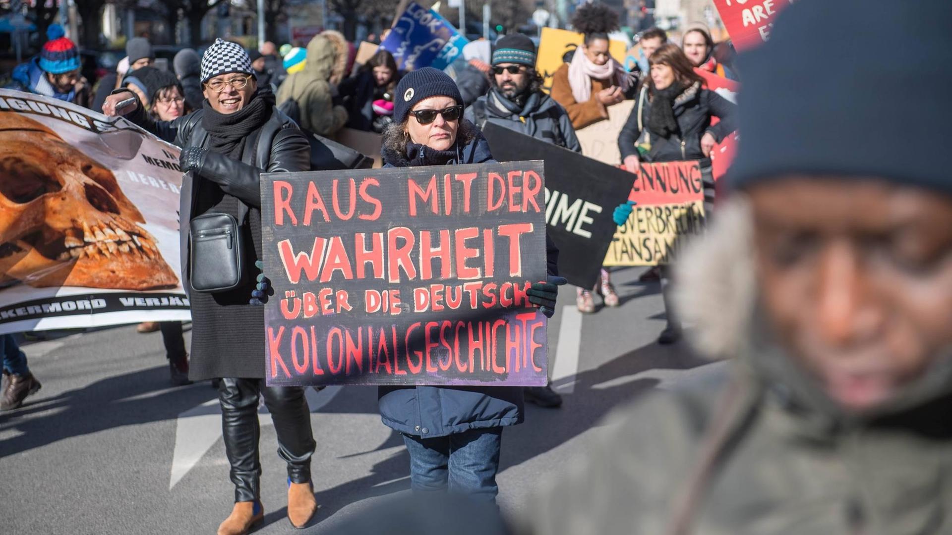 Berlin Gedenkmarsch Deutscher Kolonialismus in Afrika 12. Gedenkmarsch am Samstag den 24. Februar 2018 in Berlin fuer die Opfer des deutschen Kolonialismus in Afrika. Die Demonstration fand zum Jahrestag der sog. Berliner Afrika-Konferenz 1884, in Erinnerung an die Opfer des Kolonialismus, des Sklavenhandels und der Ausbeutung Afrkias durch die Europaeischen Staaten statt. 24.2.2018, Berlin *** Berlin Memorial Day March 24 February 2018 in Berlin for the Victims of German Colonialism in Africa The demonstration took place on the anniversary of the so-called Berlin Africa Conference in 1884 in memory of the victims of the colonialism of the slave trade and the exploitation of Africa by the European states held 24 2 2018 Berlin Berlin Gedenkmarsch Deutscher Kolonialismus in Afrika 12. Gedenkmarsch am Samstag den 24. Februar 2018 in Berlin fuer die Opfer des deutschen Kolonialismus in Afrika. Die Demonstration fand zum Jahrestag der sog. Berliner Afrika-Konferenz 1884, in Erinnerung an die Opfer des Kolonialismus, des Sklavenhandels und der Ausbeutung Afrkias durch die Europaeischen Staaten statt. 24.2.2018, Berlin *** Berlin Memorial Day March 24 February 2018 in Berlin for the Victims of German Colonialism in Africa The demonstration took place on the anniversary of the so-called Berlin Africa Conference in 1884 in memory of the victims of the colonialism of the slave trade and the exploitation of Africa by the European states held 24 2 2018 Berlin