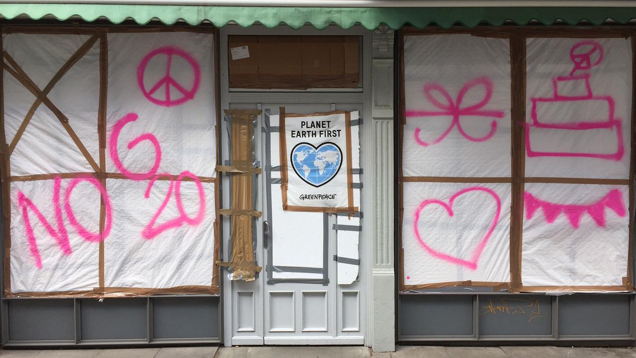 Hamburg vor dem G20-Gipfel: Ein zugeklebtes Schaufenster in der Nähe des Tagungszentrums Hamburg vor dem G20-Gipfel: Ein zugeklebtes Schaufenster in der Nähe des Tagungszentrums