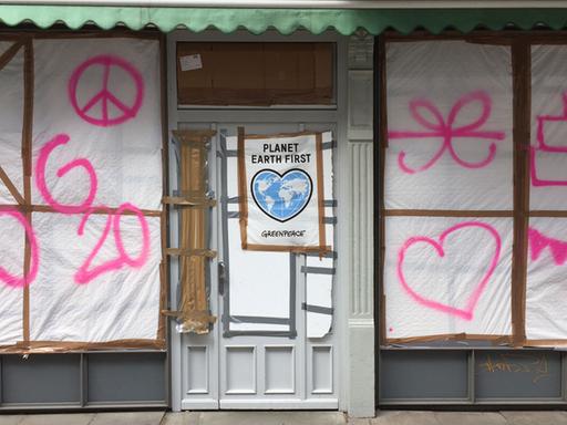 Hamburg vor dem G20-Gipfel: Ein zugeklebtes Schaufenster in der Nähe des Tagungszentrums