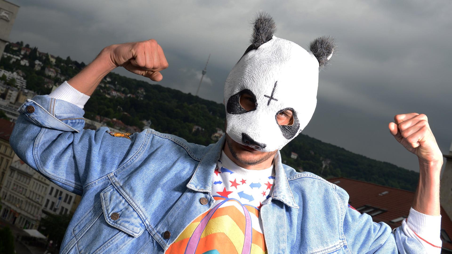 Der Stuttgarter Musiker, der als Rapper Cro bekannt ist und mit Vornamen Carlo heißt, steht am Dienstag (12.06.2012) mit seiner Panda-Maske auf dem Dach seines Büros in der Stuttgarter Innenstadt. Der Stuttgarter Musiker, der als Rapper Cro bekannt ist und mit Vornamen Carlo heißt, steht am Dienstag (12.06.2012) mit seiner Panda-Maske auf dem Dach seines Büros in der Stuttgarter Innenstadt.