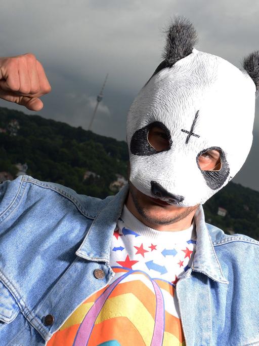 Der Stuttgarter Musiker, der als Rapper Cro bekannt ist und mit Vornamen Carlo heißt, steht am Dienstag (12.06.2012) mit seiner Panda-Maske auf dem Dach seines Büros in der Stuttgarter Innenstadt.