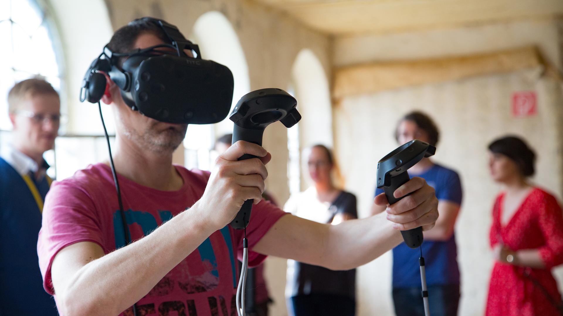 Ein Mann mit einer Virtual-Reality-Brille Ein Mann mit einer Virtual-Reality-Brille