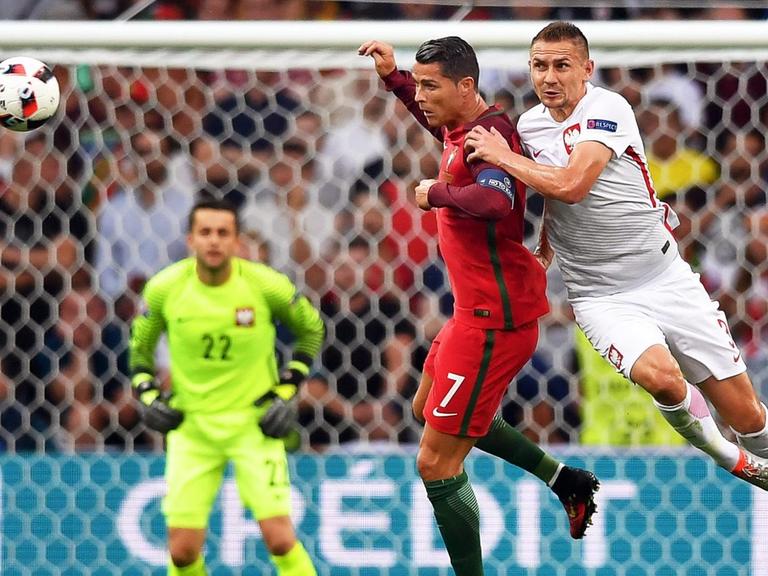 Portugals Stürmerstar Cristiano Ronaldo im Zweikampf mit Artur Jedrzejczyk