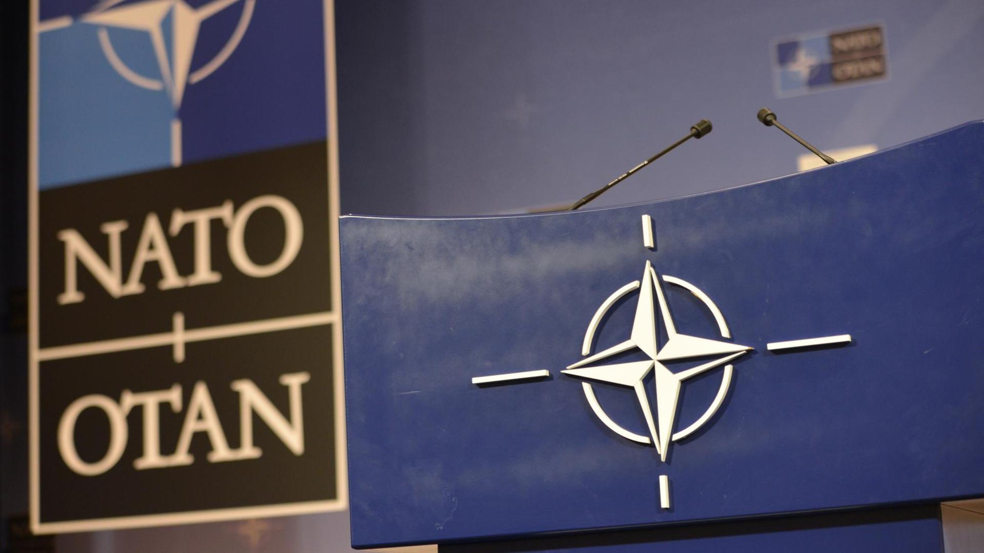 Nato-Logo und Flagge in Blau und Weiß. Nato-Logo und Flagge in Blau und Weiß.