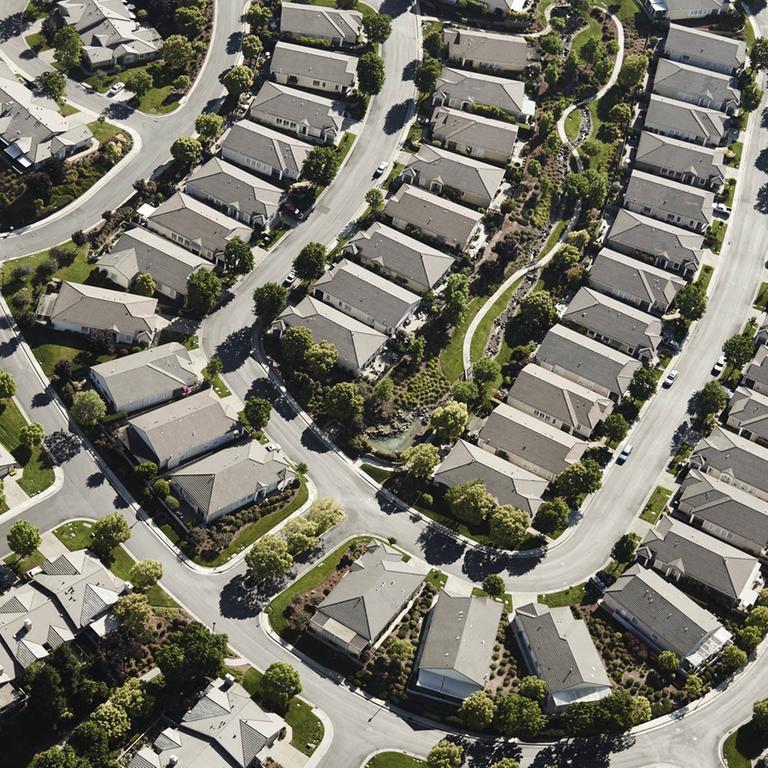 Luftbild eines Vororts in Kalifornien in den USA mit gleichförmigen Häusern