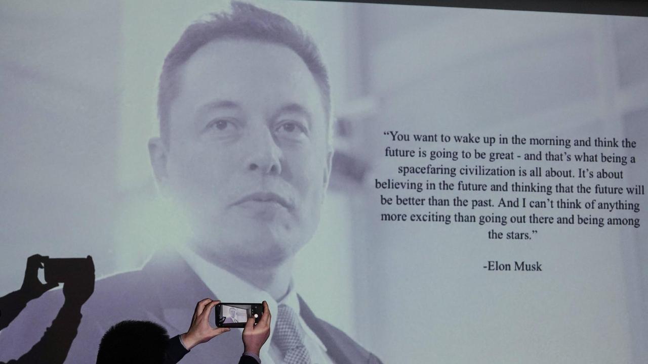 Auf einer Videoleinwand ist das Porträt des Tesla-Gründers Elon Musk zu sehen. Auf einer Videoleinwand ist das Porträt des Tesla-Gründers Elon Musk zu sehen.