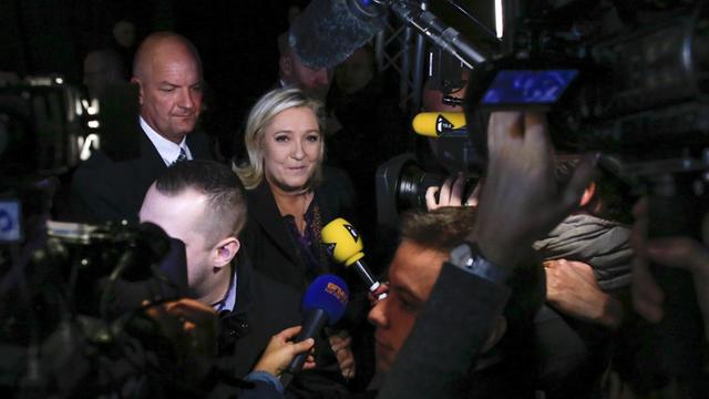 Marine Le Pen umringt von Kameras und Mikrofonen.