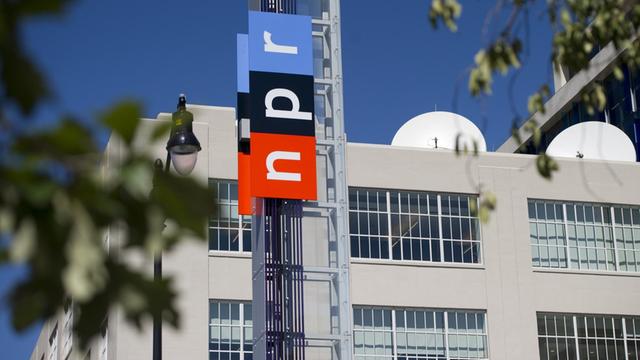 Das Logo NPR ist am Sitz des US-amerikanischen National Public Radios in Washington zu sehen.