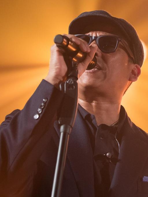 Warum trägt xavier eine sonnenbrille ? 2