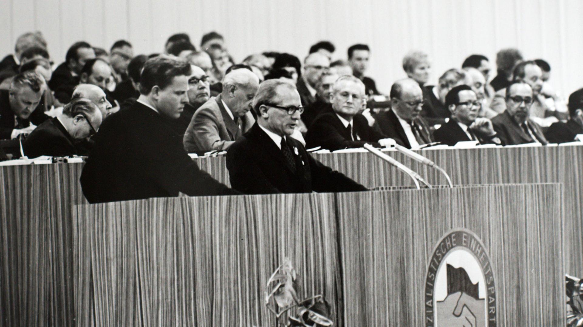 Lothar Herzog, ehemaliger Hauptmann des Ministeriums für Staatssicherheit der DDR und persönlicher Kellner von Staatschef Honecker, serviert auf diesem privaten Archivfoto beim 9. Parteitag der SED zur Eröffnung des Palastes der Republik im Mai 1976 SED-Chef Honecker etwas zu trinken. Lothar Herzog, ehemaliger Hauptmann des Ministeriums für Staatssicherheit der DDR und persönlicher Kellner von Staatschef Honecker, serviert auf diesem privaten Archivfoto beim 9. Parteitag der SED zur Eröffnung des Palastes der Republik im Mai 1976 SED-Chef Honecker etwas zu trinken.