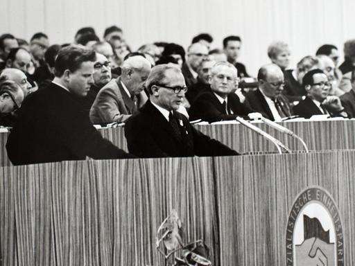 Lothar Herzog, ehemaliger Hauptmann des Ministeriums für Staatssicherheit der DDR und persönlicher Kellner von Staatschef Honecker, serviert auf diesem privaten Archivfoto beim 9. Parteitag der SED zur Eröffnung des Palastes der Republik im Mai 1976 SED-Chef Honecker etwas zu trinken.