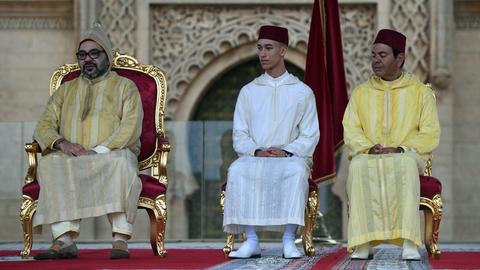 König Mohammed VI. von Marokko (v.l.n.r.) Kronprinz Moulay Hassan und Prinz Moulay Rachid warten in Rabat auf die Ankunft von Papst Franziskus.