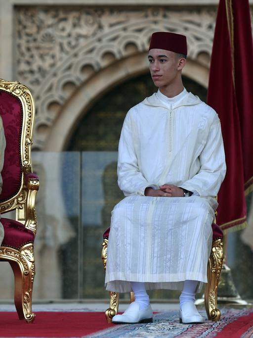 König Mohammed VI. von Marokko (v.l.n.r.) Kronprinz Moulay Hassan und Prinz Moulay Rachid warten in Rabat auf die Ankunft von Papst Franziskus.