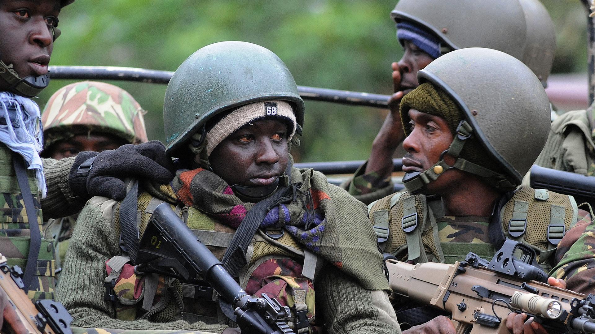 Kenia Defense Forces (KDF) kommen am 22. September 2013 im Westgate Mall in Nairobi Kenia Defense Forces (KDF) kommen am 22. September 2013 im Westgate Mall in Nairobi