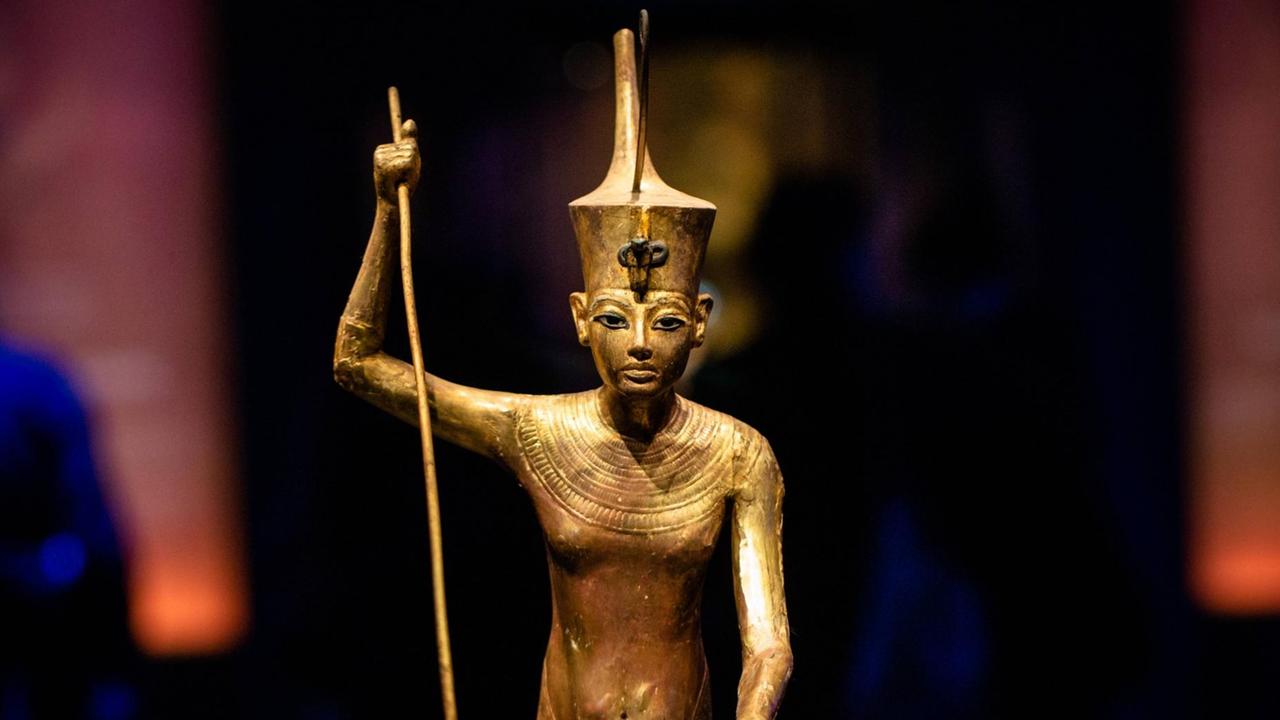 Vergoldete Holzstatue des Tutanchamun in der Ausstellung "Tutanchamun. Der Schatz des Pharaos" in Paris. Vergoldete Holzstatue des Tutanchamun in der Ausstellung "Tutanchamun. Der Schatz des Pharaos" in Paris.