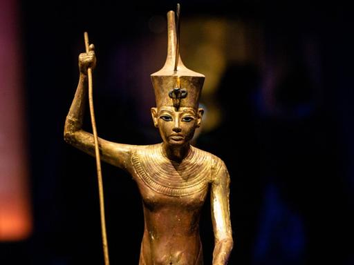  Vergoldete Holzstatue des Tutanchamun in der Ausstellung "Tutanchamun. Der Schatz des Pharaos" in Paris.