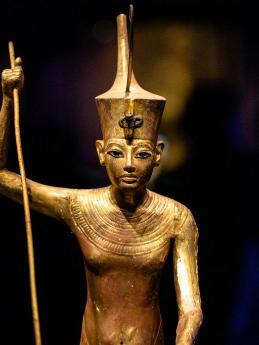 Vergoldete Holzstatue des Tutanchamun in der Ausstellung "Tutanchamun. Der Schatz des Pharaos" in Paris.