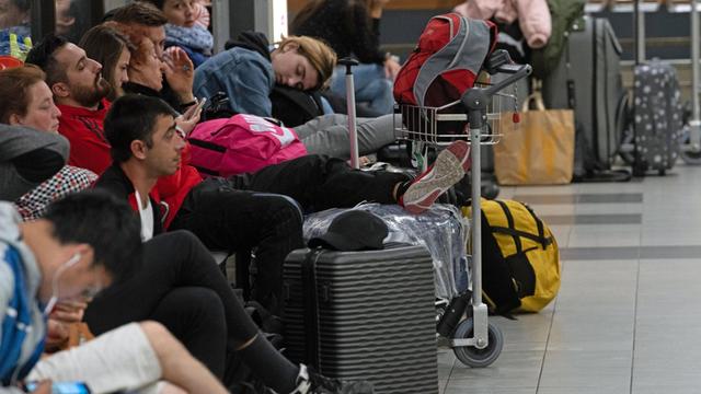 Reisende warten im Terminal am Flughafen in Schönefeld auf den Aufruf zum Check in, einige schlafen