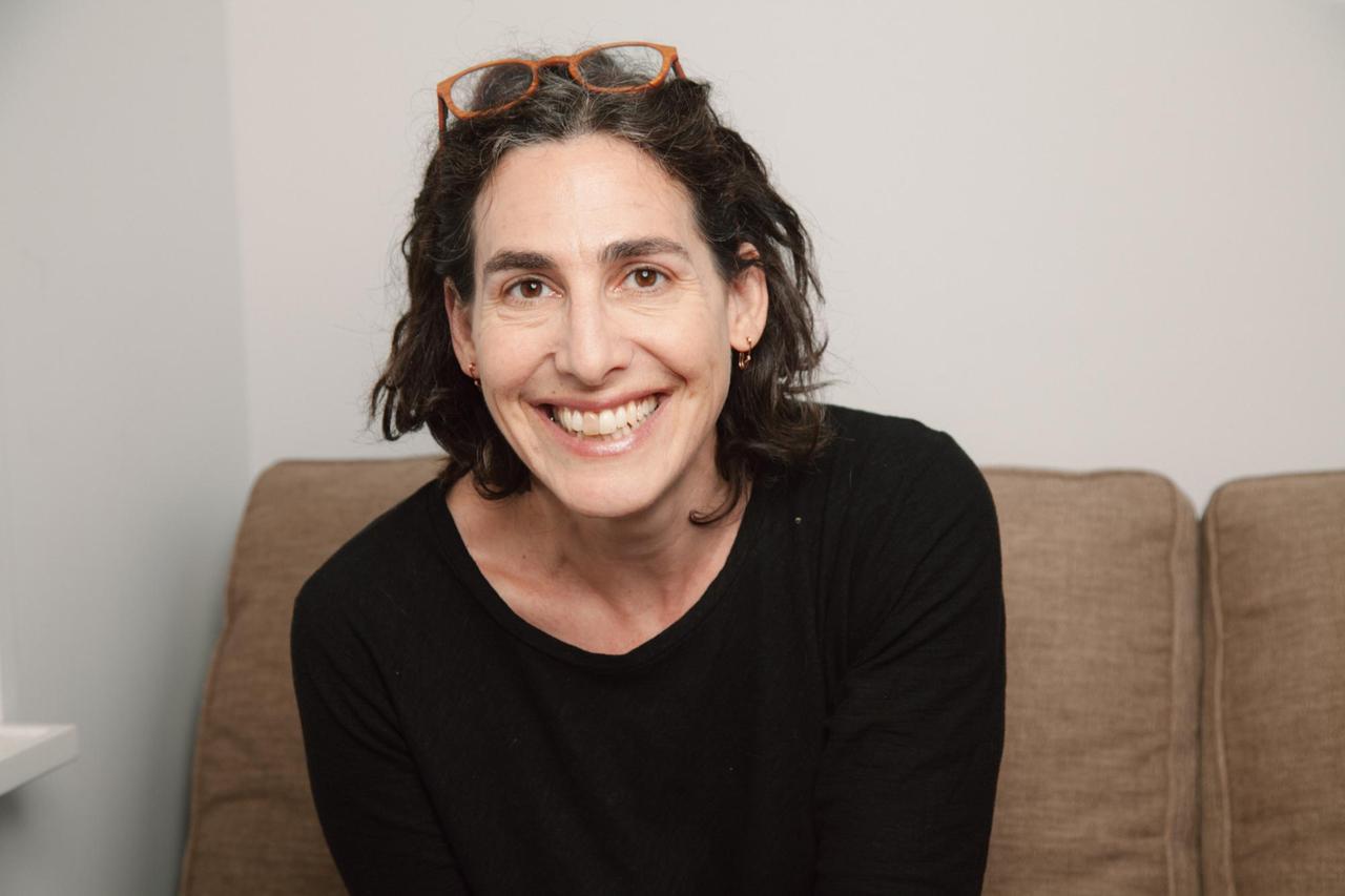 Das Bild zeigt ein Porträt der Journalistin Sarah Koenig, die auch in der dritten "Serial"-Staffel wieder Reporterin und Erzählerin ist. Das Bild zeigt ein Porträt der Journalistin Sarah Koenig, die auch in der dritten "Serial"-Staffel wieder Reporterin und Erzählerin ist.