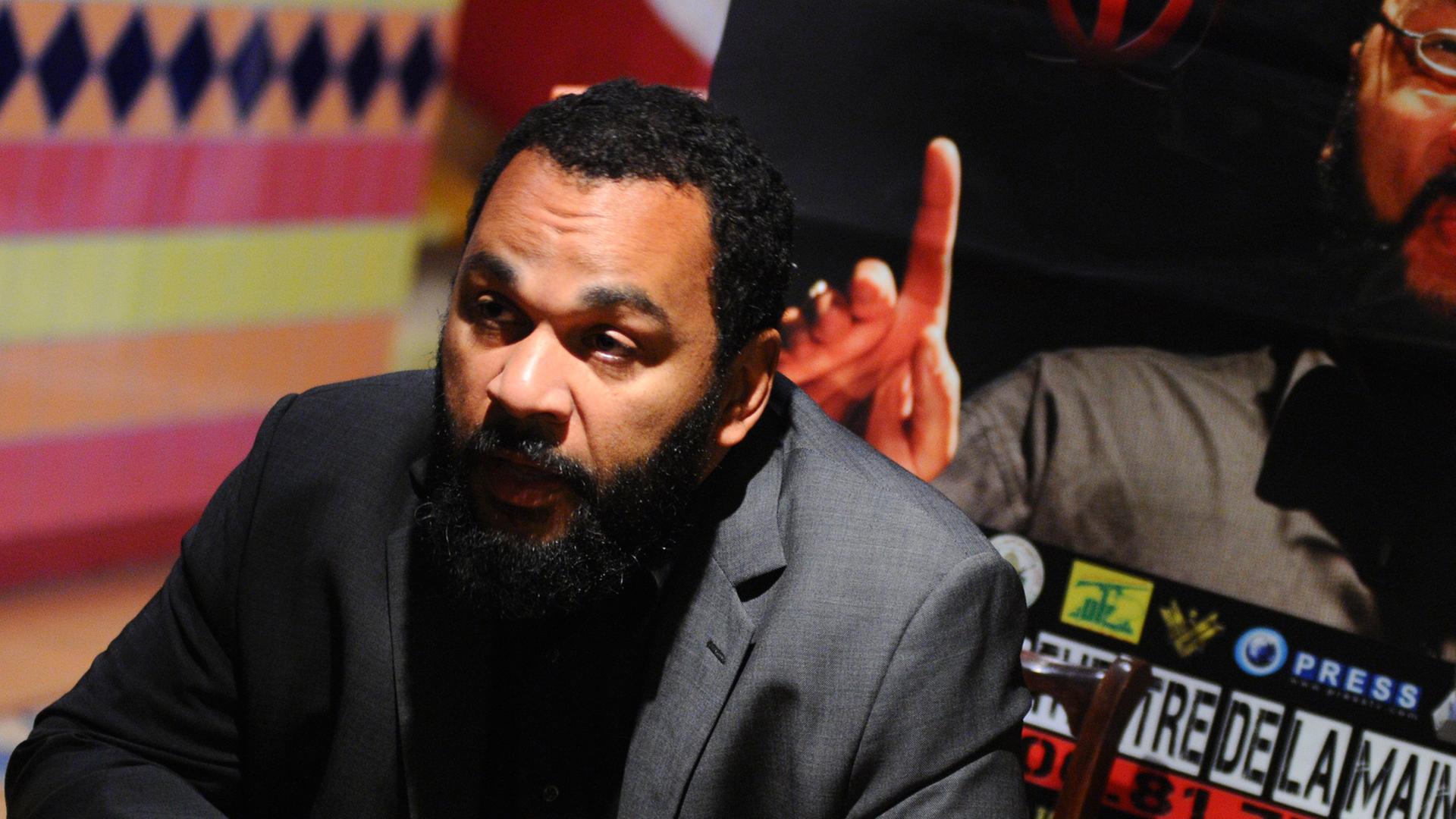 "Quenelle" ist in Frankreich eine Metapher für das, was wir "Stinkefinger" nennen. So heißt der Gruß, der einen französischen Komiker namens Dieudonné auch über die Grenzen Frankreichs hinaus bekannt gemacht hat - Eine Art umgekehrter Hitlergruß. "Quenelle" ist in Frankreich eine Metapher für das, was wir "Stinkefinger" nennen. So heißt der Gruß, der einen französischen Komiker namens Dieudonné auch über die Grenzen Frankreichs hinaus bekannt gemacht hat - Eine Art umgekehrter Hitlergruß.