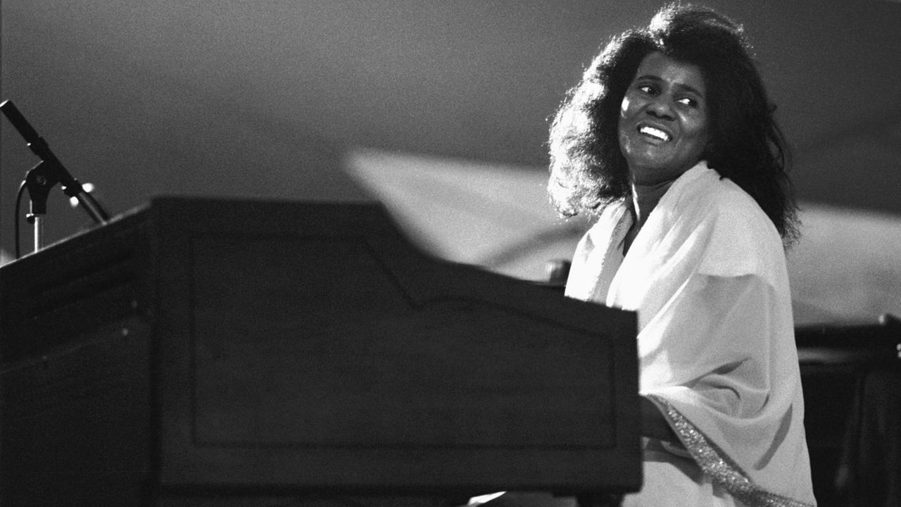 THE HAGUE, NETHERLANDS - 12th JULY: American jazz pianist Alice Coltrane (1937-2007) performs live on stage at the North Sea Jazz Festival in the Hague, the Netherlands on 12th July 1987. (photo by Frans Schellekens/Redferns)