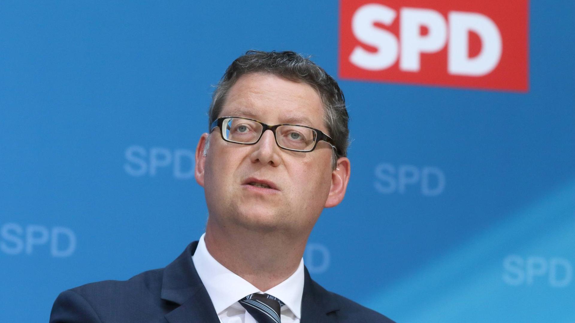 Thorsten Schäfer-Gümbel (Stellvertretender Parteivorsitzender, SPD) bei der Vorstellung des SPD-Steuerkonzepts zur Bundestagswahl 2017 anlässlich einer Pressekonferenz im Atrium des Willy-Brandt-Hauses am 19.06.2017 in Berlin. Thorsten Schäfer-Gümbel (Stellvertretender Parteivorsitzender, SPD) bei der Vorstellung des SPD-Steuerkonzepts zur Bundestagswahl 2017 anlässlich einer Pressekonferenz im Atrium des Willy-Brandt-Hauses am 19.06.2017 in Berlin.