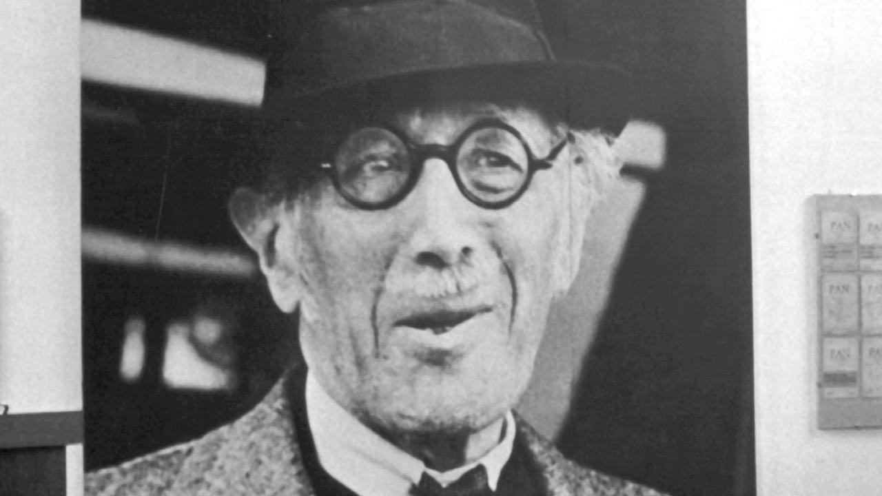 Undatiertes Foto von Alfred Kerr in einer Münchner Ausstellung 1962 Undatiertes Foto von Alfred Kerr in einer Münchner Ausstellung 1962