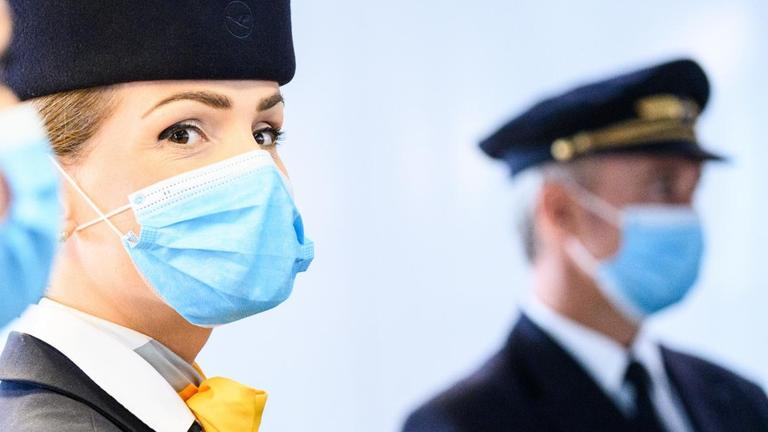 Frau in Stewardessuniform blickt in die Kamera Frau in Stewardessuniform blickt in die Kamera