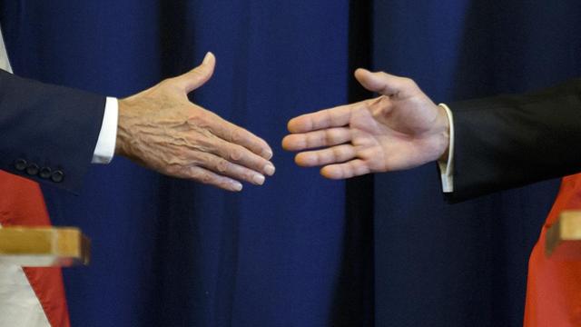 Zu sehen sind die Hände von US-Außenminister John Kerry (l.) und dem russischen Außenminister Sergej Lawrow.