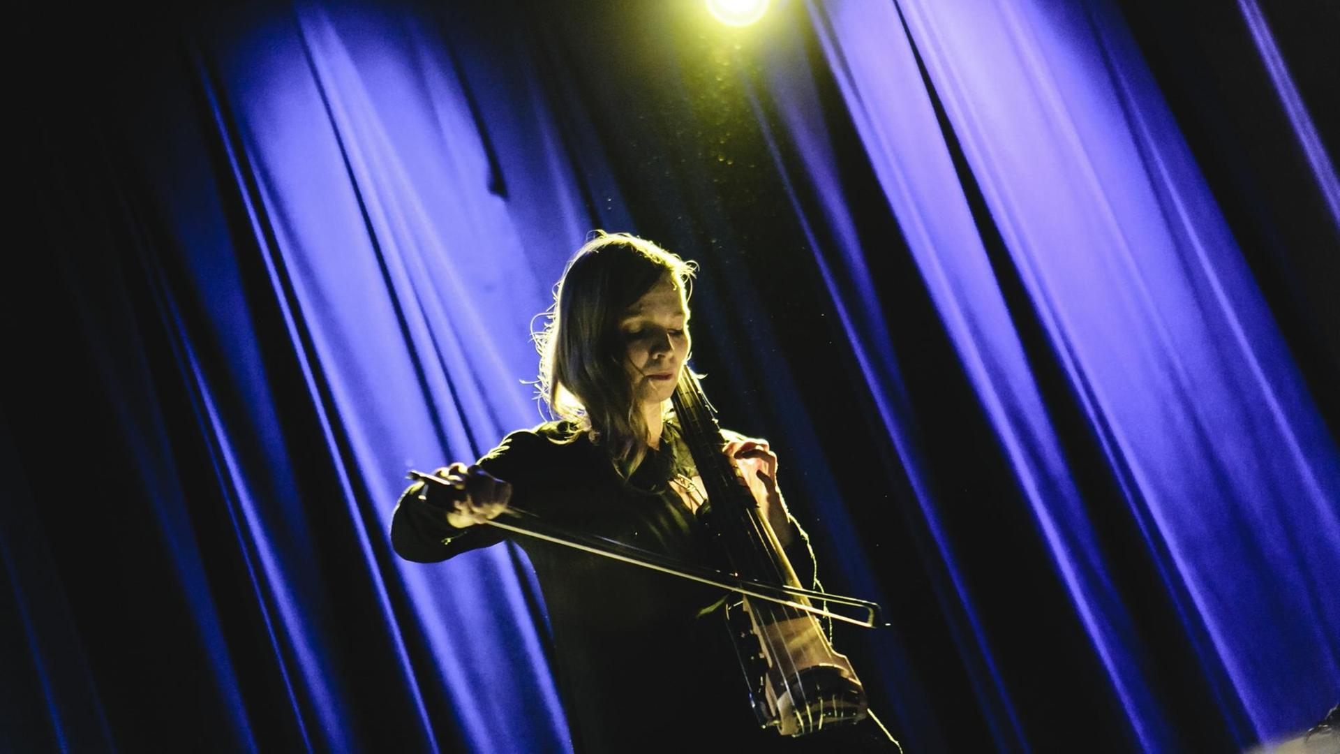 Hildur Guðnadóttir steht mit ihrem Cello auf der Bühne des Big Ears Festival in Knoxville, Tennessee. Hildur Guðnadóttir steht mit ihrem Cello auf der Bühne des Big Ears Festival in Knoxville, Tennessee.