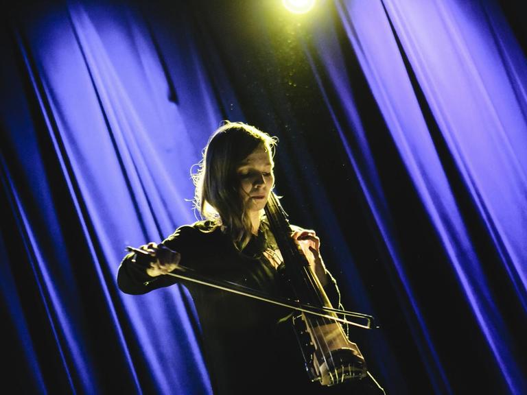 Hildur Guðnadóttir steht mit ihrem Cello auf der Bühne des Big Ears Festival in Knoxville, Tennessee.