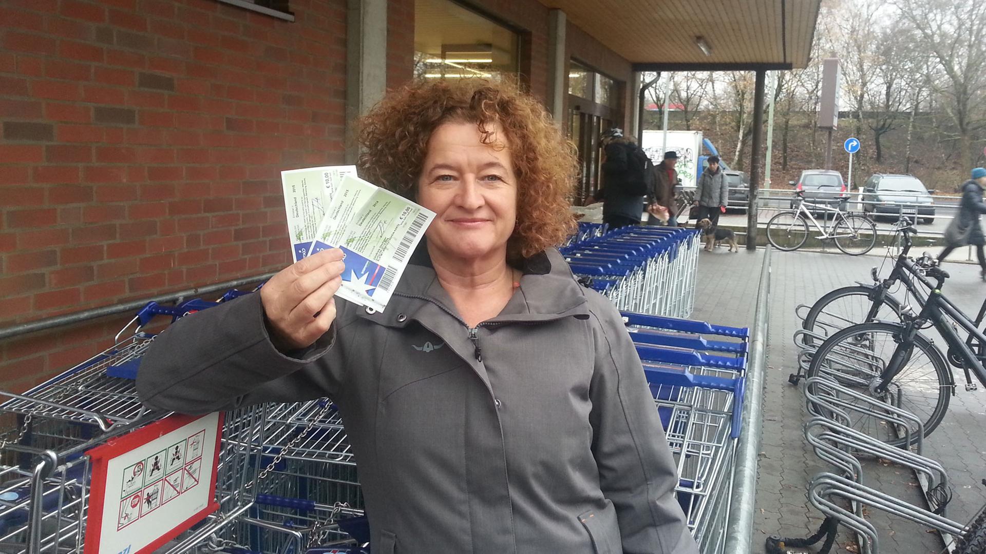 Autorin Ellen Häring hält vor einem Supermarkt Gutscheine im Wert von 30 Euro in der Hand Autorin Ellen Häring hält vor einem Supermarkt Gutscheine im Wert von 30 Euro in der Hand